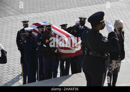 Un Joint Casket Team porta la scrigno drappata di bandiera del veterano della seconda Guerra Mondiale ed ex senatore Robert J. Dole al Campidoglio degli Stati Uniti, Washington, D.C., 9 dicembre 2021. (STATI UNITI Foto dell'esercito di CPL. Masline Xaviera) Foto Stock