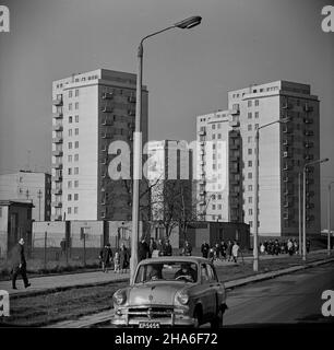 Kraków, 1969-11-27. Panorama osiedla Józefa Strusia, w Bieñczycach (XVI dzielnicy Krakowa). NZ. samochód marki Moskwicz. mta PAP/Zbigniew Staszyszyn Cracow, novembre 27: Casa di Jozefa Strusia abitazione a Bienczyce (distretto di Cracovia del 16th). Nella foto: Un'auto Moskvich. mta PAP/Zbigniew Staszyszyn Foto Stock