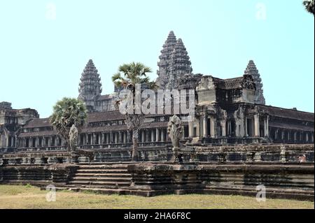 Angkor Wat, la più grande struttura religiosa del mondo e una delle capitali dell'Impero Khmer che fiorì tra il IX e il XV secolo Foto Stock