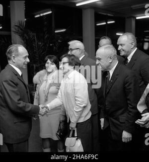 Warszawa, 1969-11-27. Spotkanie prezesa Naczelnego Komitetu Zjednoczonego Stronnictha Ludowego Czes³awa Wycecha (L) z nauczycielami w warszawskiej siedzibie partii. uu PAP/Edmund Uchymiak Varsavia, 27 novembre 1969. Incontro del Capo Comitato del Partito contadino Unito Czeslaw Wycech (a sinistra) con gli insegnanti nella sede del partito di Varsavia. uu PAP/Edmund Uchymiak Foto Stock