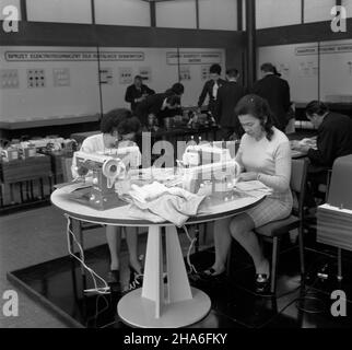 Warszawa, 1969-11-29. Wystawa sprzêtu elektronicznego i zmeccanizowanego sprzêtu gospodarstwa domowego, zorganizowana przez Ministerstwo Przemys³u Maszynowego i Warszawsk¹ Spó³dzielniê SpO¿ywców (WSS) Spo³em w jej siedzibie przy ulicy Bielañskiej. Czynna do koñca grudnia. NZ. maszyny do szycia z Zak³adów Wyrobów Metalowych £ucznik w Radomiu. mb PAP/Marek Langda Varsavia, 29 novembre 1969. Una mostra di apparecchiature elettroniche ed elettrodomestici, organizzata dal Ministero dell'industria delle macchine e dalla Cooperativa di Varsavia dei lavoratori dell'industria alimentare (WSS) Spolem, presso la sua sede in via Bielanska. L'ex Foto Stock