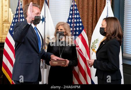 Washington, Vereinigte Staaten. 10th Dic 2021. Il Vice Presidente degli Stati Uniti Kamala Harris ha giurato a Jeff Flake come ambasciatore in Turchia presso l'ufficio di cerimonia presso la Casa Bianca il 10 dicembre 2021. Tenere la Bibbia è Cheryl Flake. Credit: Leigh Vogel/Pool via CNP/dpa/Alamy Live News Foto Stock