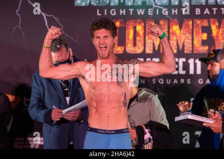 10 dicembre 2021: NEW YORK, NY - 10 DICEMBRE: Ryan Schwartzburg fa il peso per il suo bout con Kelvin Davis durante il Vasiliy Lomachenko contro Richard Commey Weigh ins allo Stewart Hotel il 10 dicembre 2021 a New York City, New York, Stati Uniti. (Credit Image: © PX Imagens via ZUMA Press Wire) Foto Stock