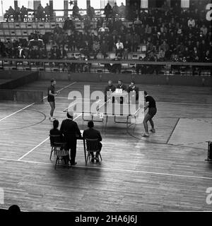 Lublino, 1969-12. W dniach 3-5 grudnia odby³y siê w Lublinie X Miêdzynarodowe Mistrzostwa Polski w Tenisie Sto³owym. NZ. fina³ gry pojedynczej Eglitis (po lewej stronie, £otewska SRR) - Belaznay (Wêgry). kw PAP/Jan Trembecki Dok³adny dzieñ wydarzenia nieustalony. Lublino, 12 dicembre 1969. Il Campionato Internazionale di Ping-pong della Polonia del 10th si è tenuto il 3-5 dicembre. Nella foto: Singoli finali Eglitis (a sinistra, Repubblica Socialista Sovietica lettone) - Belaznay (Ungheria). kw PAP/Jan Trembecki Foto Stock