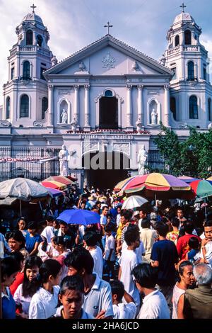 Mercato e folle di persone alla Chiesa dei Nazarei neri, Quiapo, Manila, Filippine Foto Stock
