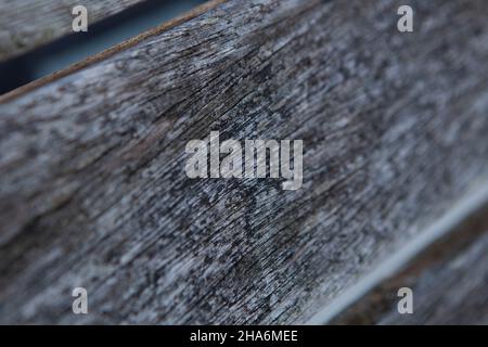 primo piano su panca in legno vecchio, dettaglio in legno girato Foto Stock