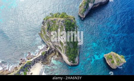 Vista spettacolare sulla spiaggia Diamond dell'isola indonesiana Nusa Penida Foto Stock