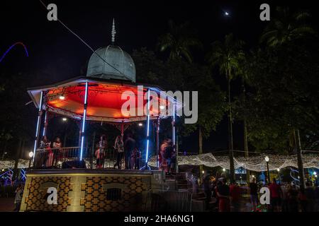 Belo Horizonte, Minas Gerais, Brasile. 10th Dic 2021. A Belo Horizonte, Minas Gerais, Praca da Liberdade, una delle cartoline della città, è decorata con luci di Natale. La gente ha approfittato della notte, questo venerdì, il 10th, per andare a vedere la piazza illuminata. Credit: Rodney Costa/ZUMA Wire/Alamy Live News Foto Stock