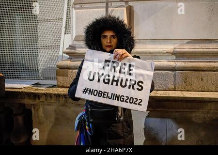 Londra, Regno Unito. 10th Dic 2021. Londra, Regno Unito. 10th Dic 2021. Una donna protesta è visto tenere un cartello che legge 'Free Uyghurs' durante la protesta. Varie comunità del Partito Comunista anti-Cinese (anti-CCP) a Londra si radunarono a Piccadilly Circus, in seguito marciarono verso Downing Street nel 10. Hong Kongers, tibetani e uiguri si sono riuniti per condannare i tentativi del PCC di opprimere le voci dissenzienti. I manifestanti hanno anche chiesto al mondo occidentale di boicottare i Giochi Olimpici invernali di Pechino del 2022 in risposta alla soppressione dei diritti umani in Cina. Foto Stock