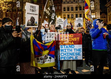 Londra, Regno Unito. 10th Dic 2021. Londra, Regno Unito. 10th Dic 2021. Una folla di manifestanti tiene bandiere e cartelli durante il rally. Varie comunità del Partito Comunista anti-Cinese (anti-CCP) a Londra si radunarono a Piccadilly Circus, in seguito marciarono verso Downing Street nel 10. Hong Kongers, tibetani e uiguri si sono riuniti per condannare i tentativi del PCC di opprimere le voci dissenzienti. I manifestanti hanno anche chiesto al mondo occidentale di boicottare i Giochi Olimpici invernali di Pechino del 2022 in risposta alla soppressione dei diritti umani in Cina. Foto Stock