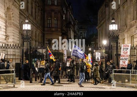 Londra, Regno Unito. 10th Dic 2021. Londra, Regno Unito. 10th Dic 2021. I manifestanti sono visti marciare fuori Downing Street con bandiere e cartelli durante il rally. Varie comunità del Partito Comunista anti-Cinese (anti-CCP) a Londra si radunarono a Piccadilly Circus, in seguito marciarono verso Downing Street nel 10. Hong Kongers, tibetani e uiguri si sono riuniti per condannare i tentativi del PCC di opprimere le voci dissenzienti. I manifestanti hanno anche chiesto al mondo occidentale di boicottare i Giochi Olimpici invernali di Pechino del 2022 in risposta alla soppressione dei diritti umani in Cina. Foto Stock