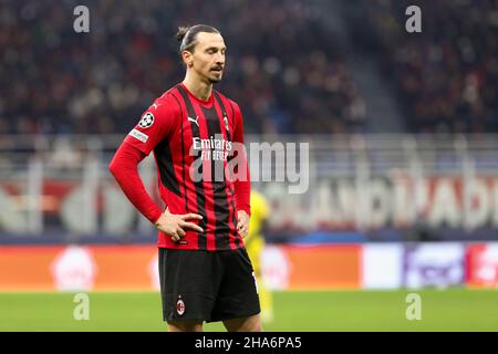 Italia. 07th Dic 2021. Italia, Milano, 7 2021 dicembre: Zlatan Ibrahimovic (attaccante di Milano) sconvolto per sconfitto al termine della partita di calcio AC MILAN vs LIVERPOOL, UCL 2021-2022 giornata 6, stadio San Siro (Foto di Fabrizio Andrea Bertani/Pacific Press) Credit: Pacific Press Media Production Corp./Alamy Live News Foto Stock