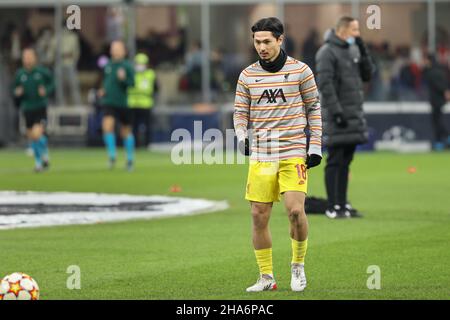 Italia. 07th Dic 2021. Italia, Milano, 7 2021 dicembre: Takumi Minamino (centrocampista di Liverpool) sorpassa le riprese durante il riscaldamento della partita di calcio AC MILAN vs LIVERPOOL, UCL 2021-2022 matchday 6, stadio San Siro (Foto di Fabrizio Andrea Bertani/Pacific Press) Credit: Pacific Press Media Production Corp./Alamy Live News Foto Stock