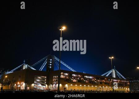 Genova, Italia, 10th dicembre 2021. Una vista generale dello stadio prima della partita della Serie A a a Luigi Ferraris, Genova. Il credito d'immagine dovrebbe essere: Jonathan Moscrop / Sportimage Credit: Sportimage/Alamy Live News Foto Stock