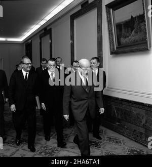 Warszawa, 1969-12. Wizyta energetyków z Elektrowni P¹tnów u i sekretarza KC PZPR W³adys³awa Gomu³ki. NZ. Na pierwszym planie W³adys³aw Gomu³ka. Za nim m.in. ministro górnictwa i energetyki Boles³aw Bartoszek (2L) oraz cz³onek KC Boles³aw Jaszczuk. kw PAP/Stanis³aw Czarnogórski Dok³adny dzieñ wydarzenia nieustalony. Varsavia, 1969 dicembre. Wladyslaw Gomulka, segretario del 1st del Comitato Centrale del Partito operaio Unito polacco, riceve elettricisti dell'impianto di Pontnow power-generatign. Gomulka (in primo piano, 1st da destra) è accompagnato dal Ministro delle miniere e dell'energia Boleslaw Bartos Foto Stock