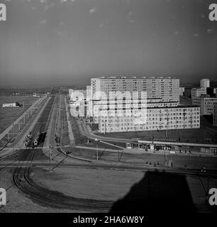 Kraków, 1969-11-27. Panorama Osiedla Kazimierzowskiego w Bieñczycach (XVI dzielnicy Krakowa) i ulicy W³adys³awa Broniewskiego. mta PAP/Zbigniew Staszyszyn Cracovia, 27 novembre 1969. Vista dall'alto sull'insediamento di Kazimierzowskie a Bienczyce (distretto di Cracovia del 16th) e sulla via Wladyslaw Broniewski. mta PAP/Zbigniew Staszyszyn Foto Stock