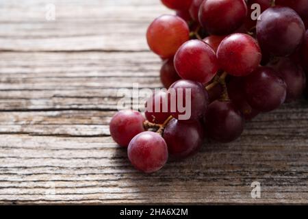 Il globo rosso si trova su un vecchio sfondo di legno. Foto da primo piano Foto Stock
