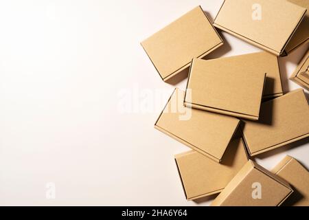 Scatole di cartone poste su sfondo beige. Vista dall'alto. Concetto di spedizione Foto Stock