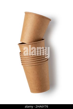 Bicchieri di carta monouso posizionati su sfondo bianco. Un concetto di "zero-waste". Vista dall'alto. Foto Stock