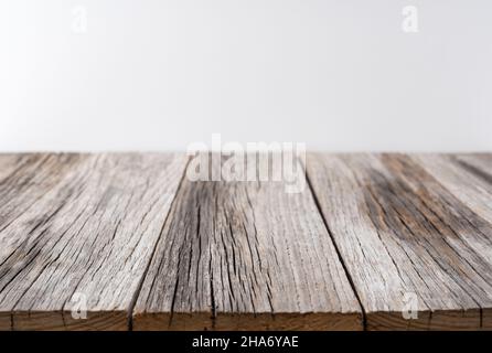 Vecchie tavole di legno su sfondo bianco. Pavimento in legno. Palco in legno. Foto Stock