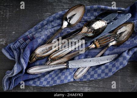 Argentato con gocce d'acqua su un tovagliolo Foto Stock