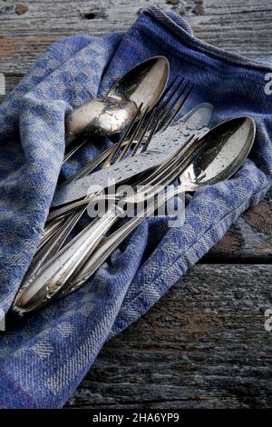 Argentato con gocce d'acqua su un tovagliolo Foto Stock