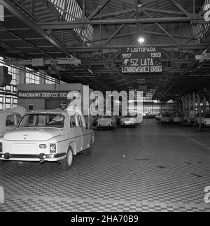 Warszawa, 1969-11-21. Fabryka samochodów Osobowych (UST) na warszawskim ¯eraniu. NZ. nowe samochody marki Warszawa przygotowane do przegl¹du w hali odbioru technego, w tle widoczne napisy: 52 lata leninowskiej drogi; Umacniajmy zdobycze socjalizmu. mta PAP/Tadeusz ZagoŸdziñski Varsavia, 21 novembre 1969. L'impianto di produzione di autovetture dell'UST nel distretto di Zeran a Varsavia. Nella foto: Auto nuove marchio Warszawa. Nelle iscrizioni posteriori: '52 anni di cammino di Lenin' e 'consolidiamo le conquiste del socialismo'. mta PAP/Tadeusz Zagozdzinski Foto Stock