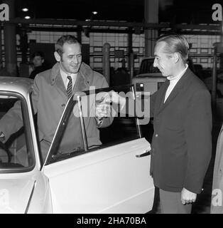 Warszawa, 1969-11-21. Fabryka samochodów Osobowych na warszawskim ¯eraniu. NZ. Sobies³aw Zasada (L) odbiera samochód Fiat 125p przygotowany przez FSO na rajd samochodowy Londyn-Meksyk, który odbêdzie siê na pocz¹tku 1970 r. mta PAP/Tadeusz ZagoŸdziñski Varsavia, 21 novembre 1969. L'impianto di produzione di autovetture dell'UST nel distretto di Zeran a Varsavia. Nella foto: Sobieslaw Zasada (da sinistra) assume la Fiat 125p preparata dall'UST per il rally Londra-Messico, che si terrà all'inizio del 1970. mta PAP/Tadeusz Zagozdzinski Foto Stock