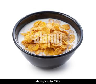 Latte e fiocchi di mais in un recipiente nero su sfondo bianco Foto Stock