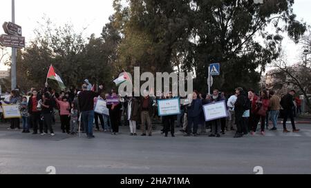 Gerusalemme, Israele. 10th Dic 2021. Gli attivisti israeliani di sinistra e i palestinesi partecipano a una manifestazione contro l'occupazione israeliana e l'attività di insediamento nel quartiere di Sheikh Jarrah il 10 dicembre 2021 a Gerusalemme, Israele. Il quartiere palestinese di Sheikh Jarrah è attualmente il centro di una serie di controversie di proprietà tra palestinesi e israeliani ebrei di destra. Alcune case sono state occupate dai coloni israeliani a seguito di una sentenza della Corte. Credit: Eddie Gerald/Alamy Live News Foto Stock
