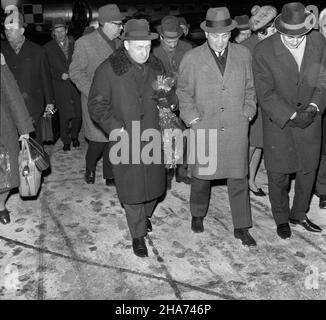 Warszawa, 1969-11-28. Powitanie na lotnisku Okêcie powracaj¹cej z Socjalistycznej Republiki Jugos³awii delegacji Sejmu PRL pod przewodnittem wicemarsza³ka Sejmu Jana Karola Wende. W sk³ad delegacji wchodzili pos³owie: Witold Adamuszek (PZPR), Edward Duda (ZSL), Witold Jarosiñski (PZPR), Bronis³aw Juzków (bezpartyjny), Józef Majchrzak (PZPR), Krystyna Marsza³ek-M³yñczyk (SD) i Joanna Patyra (ZSL). Na p³ycie lotniska powracaj¹cych pos³ów oczekiwa³ marsza³ek Sejmu PRL Czes³aw Wycech, obecny by³ równie¿ charge d’affaires ambasady jugos³owiañskiej Radovan Urosev. NZ. m.in. Czes³aw Wycech (3P) i Ja Foto Stock