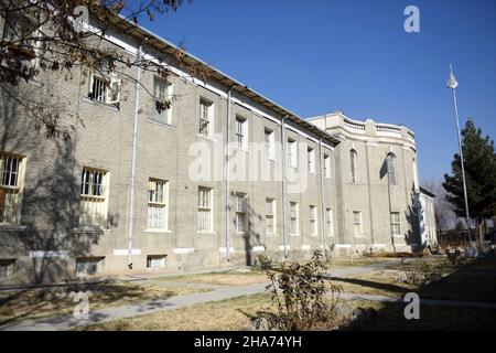 Kabul, Afghanistan. 1st Dic 2021. La foto scattata il 1 dicembre 2021 mostra il museo nazionale afghano a Kabul, capitale dell'Afghanistan. Il museo nazionale afghano, dopo aver vissuto alti e bassi, è stato finalmente riaperto per i visitatori da casa e all'estero per presentare la storia e le civiltà del paese, ha detto il direttore del museo Mohammad Rahim Rahimi. PER ANDARE CON 'Feature: Afghanistan National Museum riapre per i visitatori' Credit: Aria/Xinhua/Alamy Live News Foto Stock