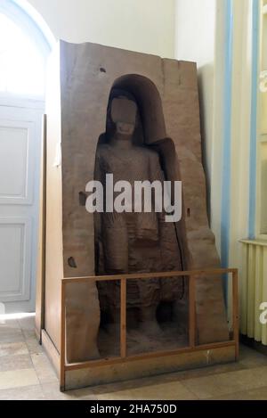 Kabul, Afghanistan. 1st Dic 2021. La foto scattata il 1 dicembre 2021 mostra il modello di una statua gigante del Buddha a Bamiyan presso il museo nazionale afghano a Kabul, capitale dell'Afghanistan. Il museo nazionale afghano, dopo aver vissuto alti e bassi, è stato finalmente riaperto per i visitatori da casa e all'estero per presentare la storia e le civiltà del paese, ha detto il direttore del museo Mohammad Rahim Rahimi. PER ANDARE CON 'Feature: Afghanistan National Museum riapre per i visitatori' Credit: Aria/Xinhua/Alamy Live News Foto Stock