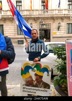 Palma di Maiorca, Spagna; dicembre 10th 2021: Protesta cubana con bandiera cubana. Protestare contro il governo cubano e spagnolo Foto Stock
