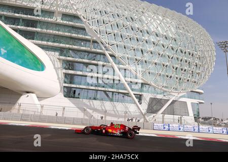 Abu Dhabi, Emirati Arabi Uniti. 10th dicembre 2021. 16 LECLERC Charles (mco), Scuderia Ferrari SF21, azione durante la Formula 1 Etihad Airways Abu Dhabi Grand Prix 2021, 22th round del FIA Formula uno World Championship 2021 dal 10 al 12 dicembre 2021 sul circuito Yas Marina, a Yas Island, Abu Dhabi - Photo DPPI Credit: DPPI Media/Alamy Live News Foto Stock