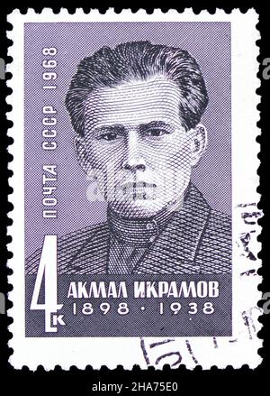 MOSCA, RUSSIA - 8 NOVEMBRE 2021: Francobollo stampato in Unione Sovietica mostra Akmal Ikramovich Ikramov (1898-1938), Soviet Statesmen serie, circa 196 Foto Stock