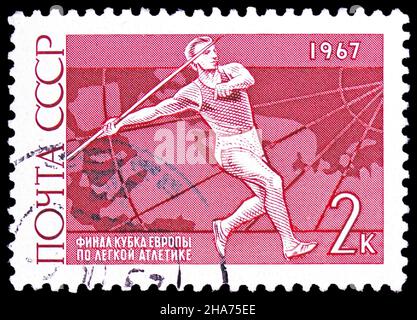 MOSCA, RUSSIA - 8 NOVEMBRE 2021: Francobollo stampato in Unione Sovietica mostra Europa Cup Athletics Games, 1967, Kiev - Javelin, International Sports Foto Stock