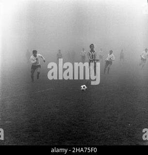 Warszawa, 1969-11-23. Mecz pi³ki no¿nej rundy jesiennej rozgrywek ligowych w sezonie 1969/1970 Gwardia Warszawa - Zag³êbie Sosnowiec, na stadionie Gwardii (ul.Rac³awicka). Spotkanie zakoñczy³o siê zwyciêstwem Zag³êbia Sosnowiec 2:0 (po golach Andrzeja Jarosika w 10 i 68 min.). Zawodnicy Gwardii w pasiastych koszulkach. kw PAP/Stanis³aw D¹browiecki Varsavia, 23 novembre 1969. Il round autunnale della lega polacca di qualificazione a tra Gwardia Warszawa e Zaglebie Sosnowiec allo stadio Gwardia (in via Raclawicka). Sosnowiec vince dal 2 al 0 (dopo gli obiettivi sparati da Andrzej Jarosik nella 10th AN Foto Stock