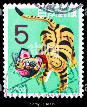 MOSCA, RUSSIA - 8 NOVEMBRE 2021: Francobollo stampato in Giappone mostra Year of Tiger, New Year Greetings serie, circa 1961 Foto Stock