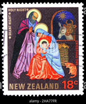 MOSCA, RUSSIA - 8 NOVEMBRE 2021: Francobollo stampato in Nuova Zelanda mostra Sacra Famiglia, serie di Natale, circa 1985 Foto Stock