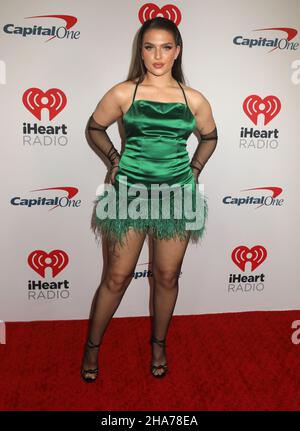 10 dicembre 2021, New York, New York, USA: Il cantante MAE MULLER partecipa alla iHeartRadio Jingle Ball 2021 di Z100 che si tiene al Madison Square Garden. (Credit Image: © Nancy Kaszerman/ZUMA Press Wire) Foto Stock