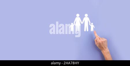 Tenere la mano giovane icona di famiglia. Assicurazione sulla vita familiare,supporto e servizi,politica familiare e supporto famiglie concepts.Happy Family Concept.Copy sp Foto Stock