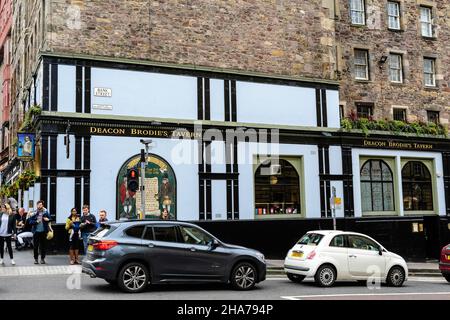 Edimburgo, Scozia, 11 giugno 2019: Ingresso principale alla Deacon Brodies Tavern in una giornata estiva piovosa nuvolosa Foto Stock
