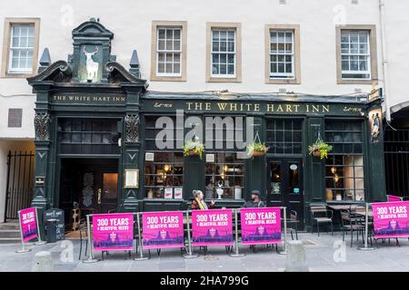 Edimburgo, Scozia, 13 giugno 2019: Ingresso principale al pub White Hart Inn in una giornata estiva piovosa Foto Stock