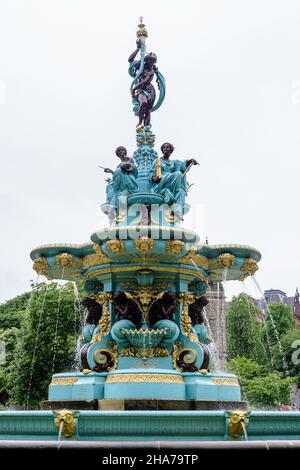 Ross Fountain nei Princes Street Gardens di Edimburgo, Scozia, verso un cielo bianco in una giornata estiva piovosa e nuvolosa Foto Stock