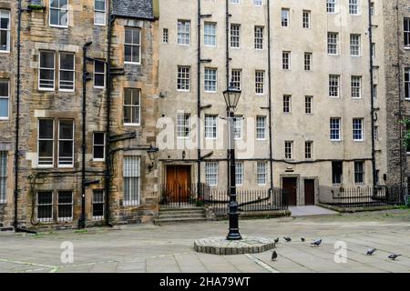 Tipici vecchi edifici storici realizzati in mattoni di pietra nella città di Edimburgo, in Scozia, in una giornata estiva nuvolosa e piovosa Foto Stock