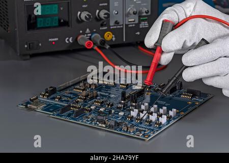 Dettaglio della misurazione elettronica su un banco di lavoro in laboratorio Foto Stock