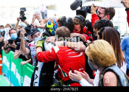 Piastri Oscar (aus), Prema Racing, Dallara F2, ritratto campione durante il round 8th del Campionato FIA di Formula 2 2021 dal 10 al 12 dicembre 2021 sul circuito Yas Marina, a Yas Island, Abu Dhabi - Foto: Antonin Vincent/DPPI/LiveMedia Foto Stock