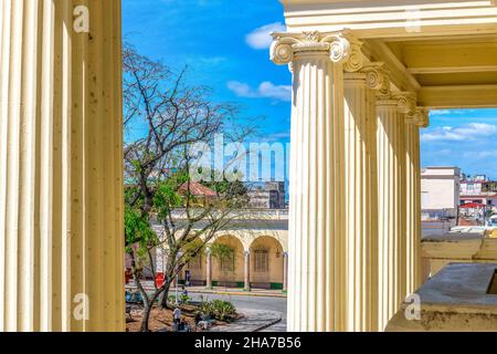Dettagli architettonici antichi della facciata della biblioteca pubblica Jose Marti che si trova in un quartiere Monumento Nazionale chiamato 'Parco Leoncio Vidal e il suo sur Foto Stock