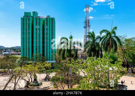 Vista aerea dell'Hotel Santa Clara Libre (edificio verde più alto) e del quartiere Parque Leoncio Vidal, monumento nazionale. 11 dicembre 2021 Foto Stock